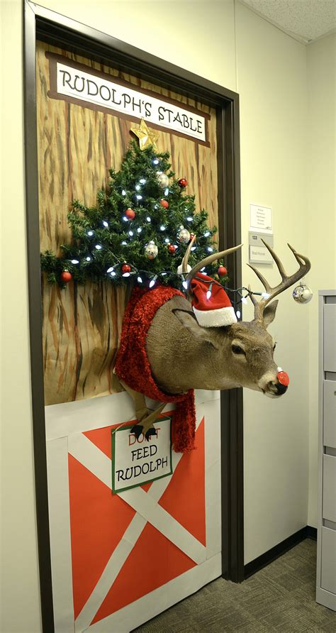 holiday door decorating contest themes billingsblessingbagsorg