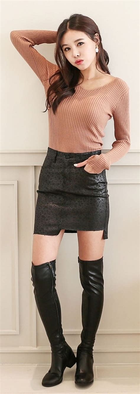 Inspiring Skirt And Boots Combinations For Fall And Winter