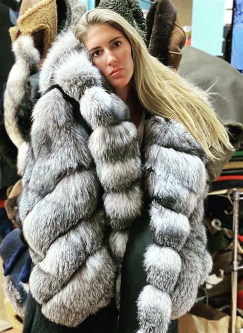 Pin By Elmo Vicavary On Fox Girls Fur Coat Fur Jacket Women Fur