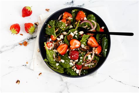 spinazie salade met aardbeien recept de kokende zussen