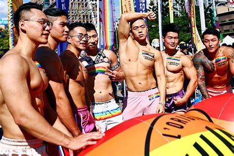 Pride Parade Draws 130 000 In Taipei Taipei Times
