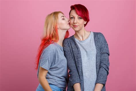 Zwei Lesbische Mädchen Man Küsst Andere Auf Der Backe Auf Einem Rosa