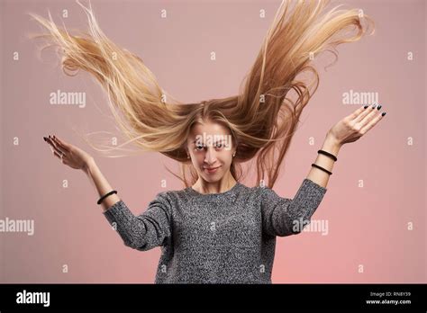 Platinum Blonde Hair Fotos Und Bildmaterial In Hoher Auflösung Alamy