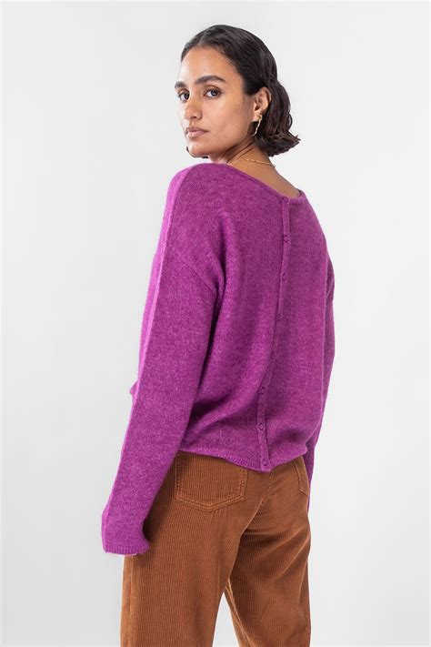 paarse gebreide trui met knoopjes