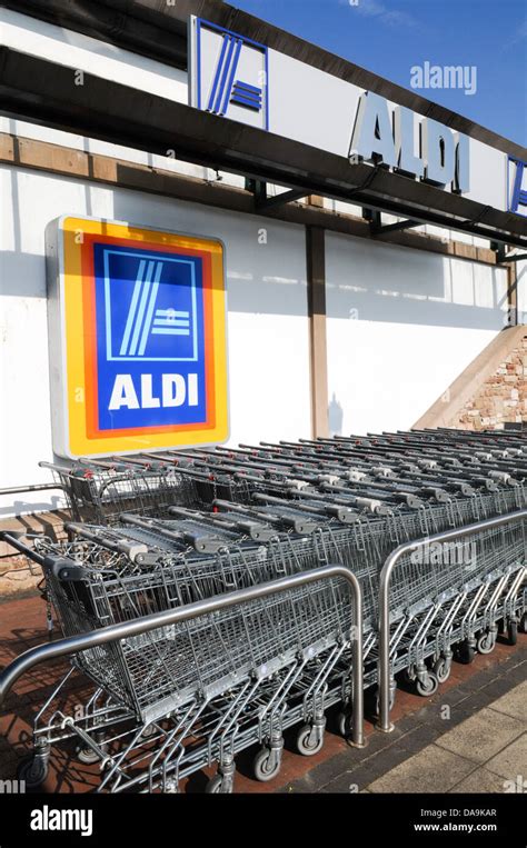 deutsche supermarkt aldi einkaufswagen mit der aldi branding gestapelt und ausserhalb ein
