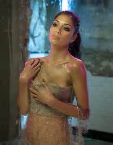 nicole scherzinger ruffles feathers as she takes to the stage to promote new song wet daily