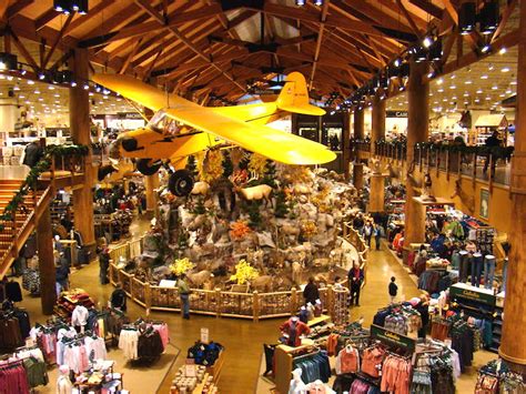cabelas continues canadian expansion   stores