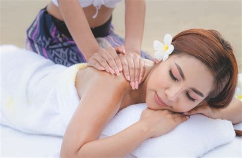 Premium Photo Beautiful Asian Woman Spa Body Massage Treatement Oil