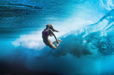 wallpaper surfing girl duck dive sea underwater sport 11223