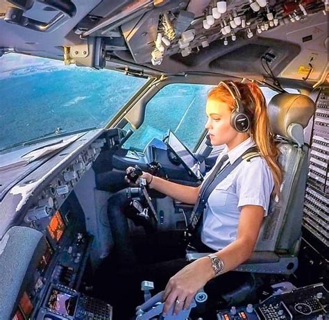 female pilot pilot vliegtuig vliegen