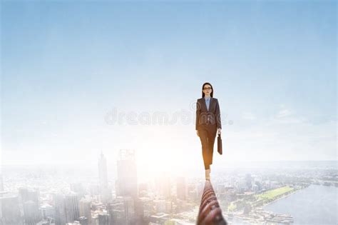 imagen de una mujer de negocios balanceando en cuerda concepto de riesgo medios mixtos foto