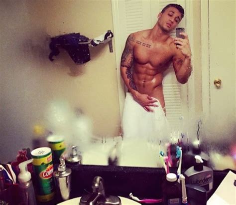 20 reasons not to date a guy who takes mirror pics