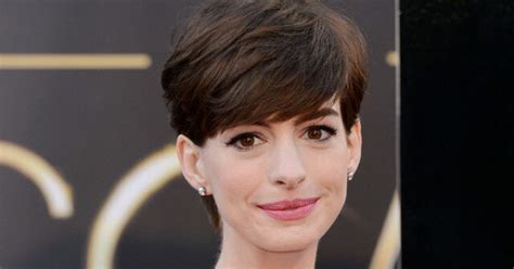anne hathaway s nipples make an oscars appearance huffpost canada