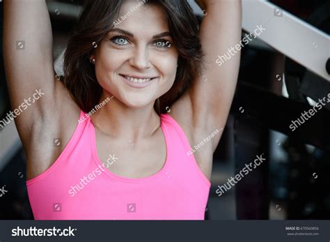 Sexy Fitness Girl Beautiful Smile Posing ภาพสต็อก 670560856 Shutterstock