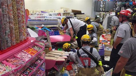 tres heridos tras colapsar estantería en tienda party city