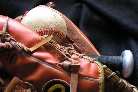 baseball gloves  softball gloves whats  difference softball ace