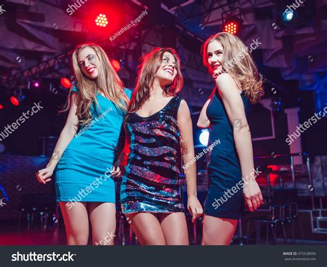 Beautiful Girls Having Fun Party Nightclub Foto Stock 375538096