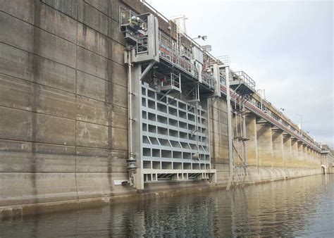 norfork dam bulkhead aiding spillway gate maintenance garver