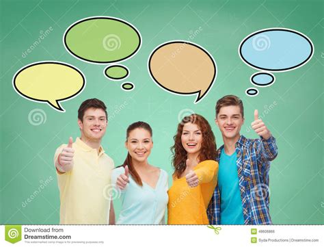 groep glimlachende tieners met tekstbellen stock foto