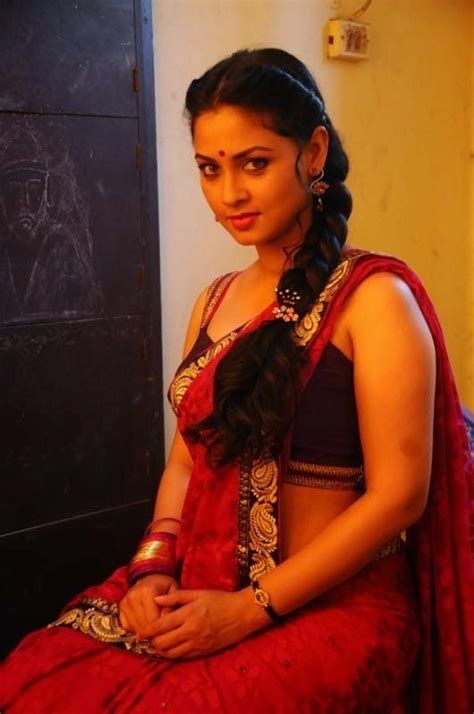 Actress Pooja Umashankar Hot Saree Photos In Vidiya Moon