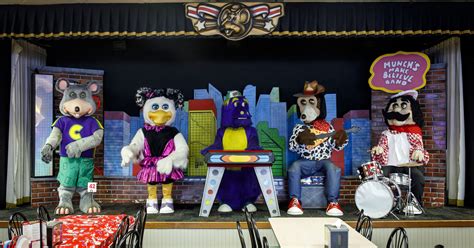 chuck  cheese  breaking   animatronic band