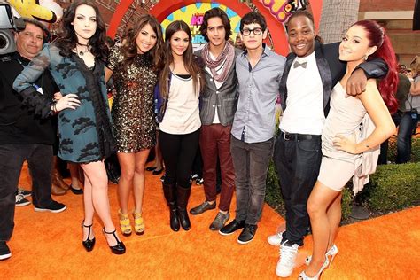 Victorious Cast Reunite For Show S Tenth Anniversary