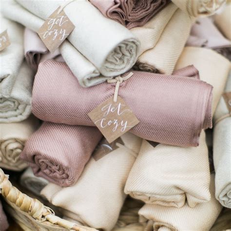 creative  elegant ways  display blankets   winter wedding