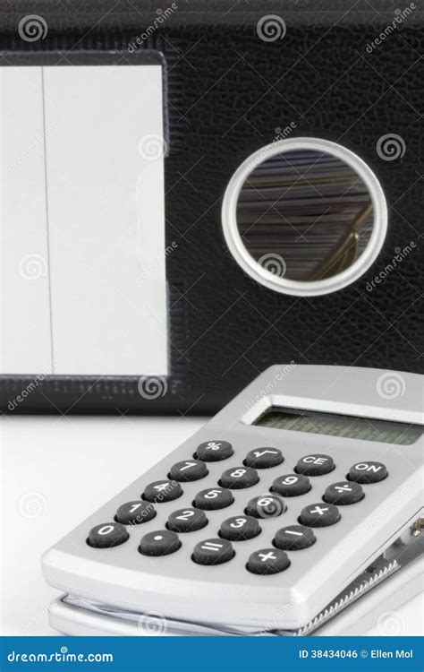 calculator met zwart dossier op de achtergrond stock foto image