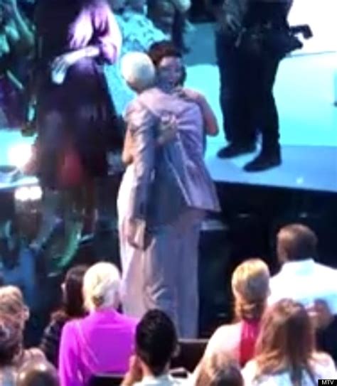 rihanna chris brown kiss and hug on mtv vmas stage photo
