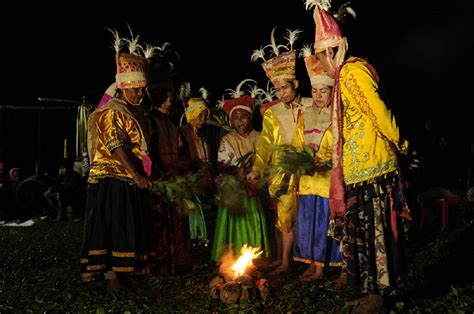 tarian balia ritual penyembuh penyakit suku kaili