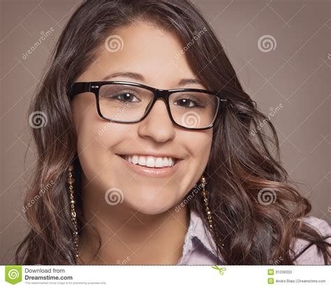 glimlachende jonge vrouw stock afbeelding afbeelding