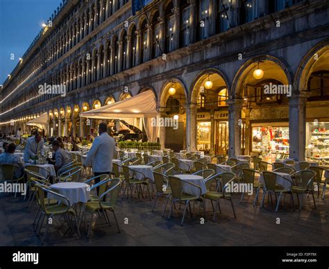 cafe restaurants piazza san marco markusplatz venedig stockfoto bild  alamy