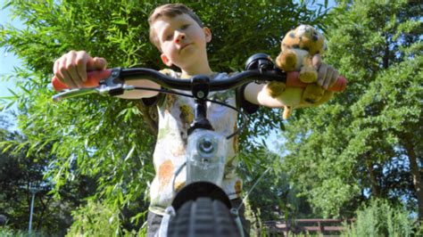 gio van  jaar gaat voor de cheetas door safaripark beekse bergen fietsen tilburgcom