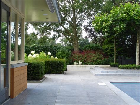 strakke achtertuin met zwembad en betonblokken dutch quality gardens