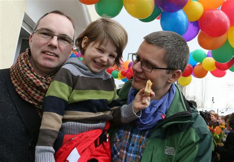 doi berlinezi fac istorie devenind primul cuplu homosexual care a adoptat un copil în germania