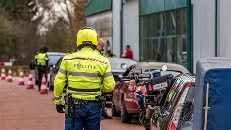 vijf autos  beslag genomen bij controle politie en belastingdienst  tilburg omroep brabant