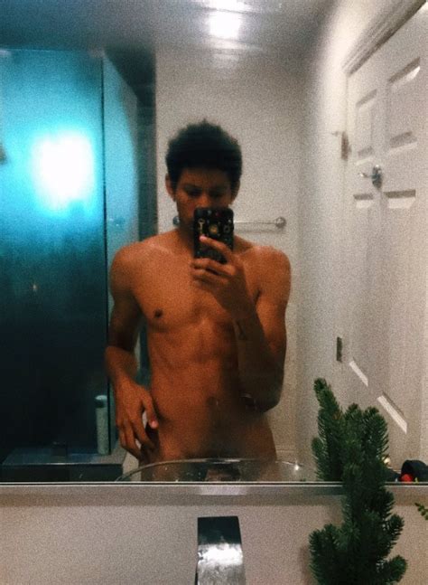 love simon s keiynan lonsdale s shares nude bathroom selfie uk