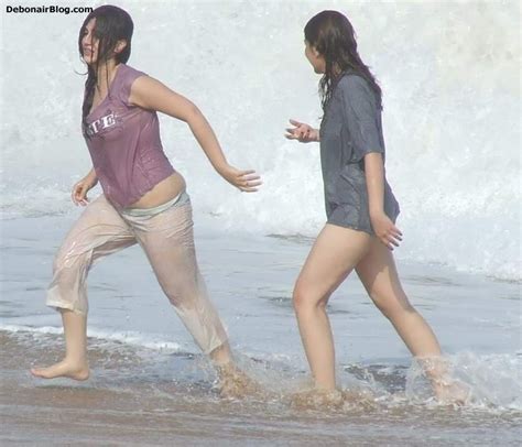 Pakistani Girls Having Fun On Karachi Beach Pics