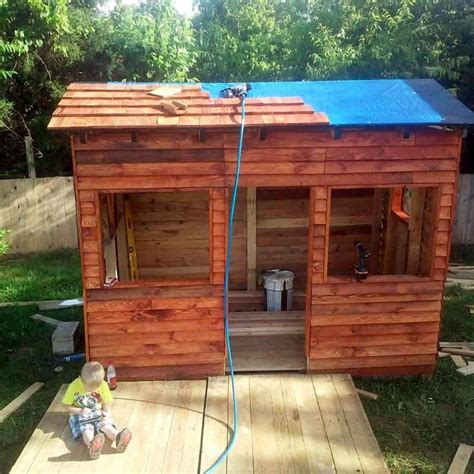 diy pallet playhouse  clubhouse easy pallet ideas