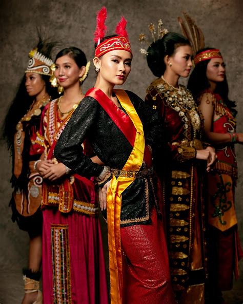 foto  baju adat indonesia  dikenakan oleh finalis puteri indonesia