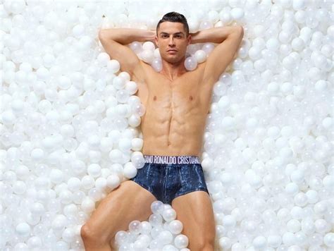 Cristiano Ronaldo Sensualiza Só De Cueca Em Novo Ensaio Quem Quem News