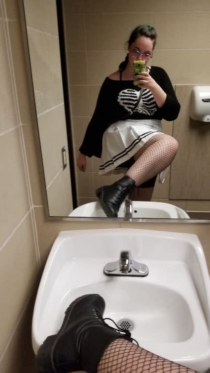 white girl bathroom selfies tumblr