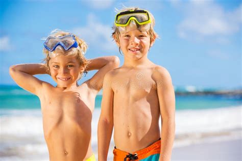 Zwei Jungen Die Spaß Auf Tropcial Strand Haben Stockbild Bild Von