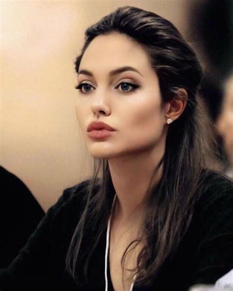 Ảnh Xưa Cũ Của Angelina Jolie Gây Sốt Trở Lại Nhan Sắc Báu Vật Khí