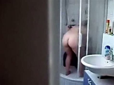 eine frau und mehrere manner nackt unter der dusche porno frau in der männerdusche was tun
