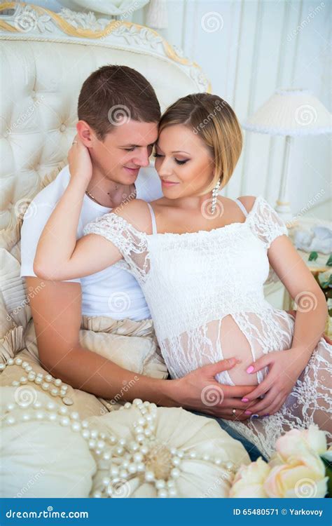 man en zwangere vrouw samen gelukkig  afwachting van een kind stock afbeelding image