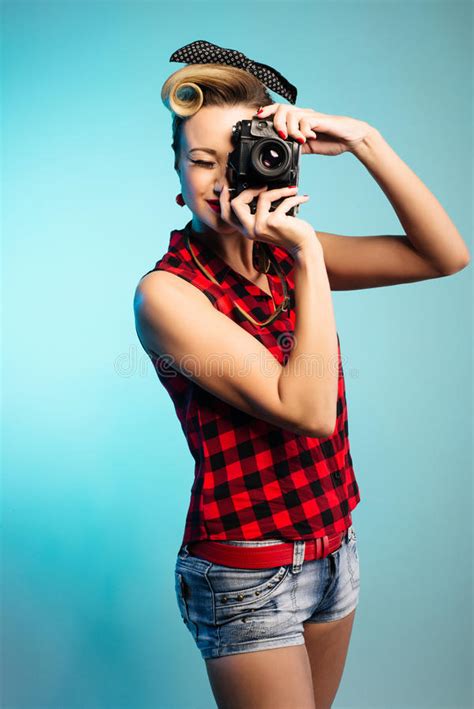 fille de pin up prenant des photos avec l appareil photo de vintage