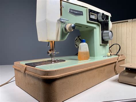 vintage dressmaker precision built deluxe zigzag sewing machine  case