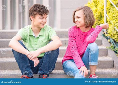 de jongen en het meisje van de tiener stock foto image  weinig