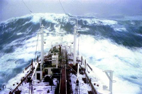 una grossa tempesta sferza latlantico ondate alte fino   metri stanno  raggiungere le